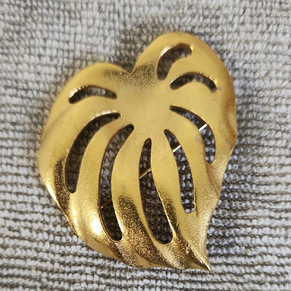Trifari gold-tone costume jewelry leaf brooch